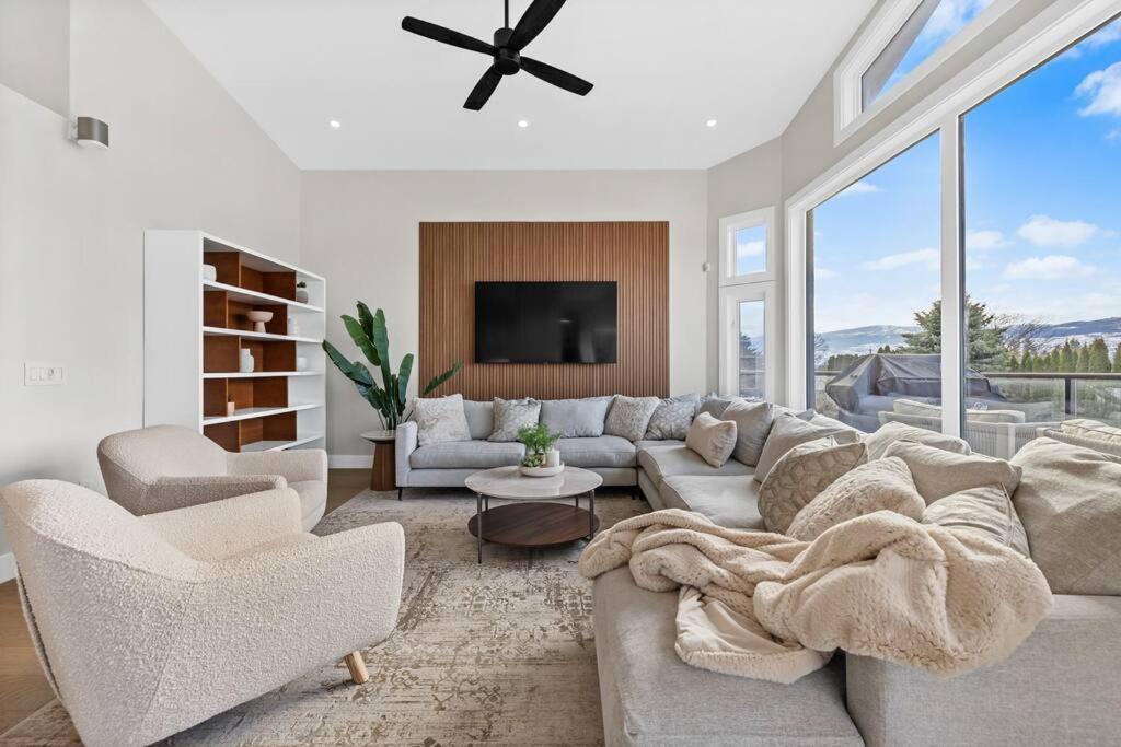 Luxurious 5 Bedroom House With Pool & Sauna West Kelowna Buitenkant foto