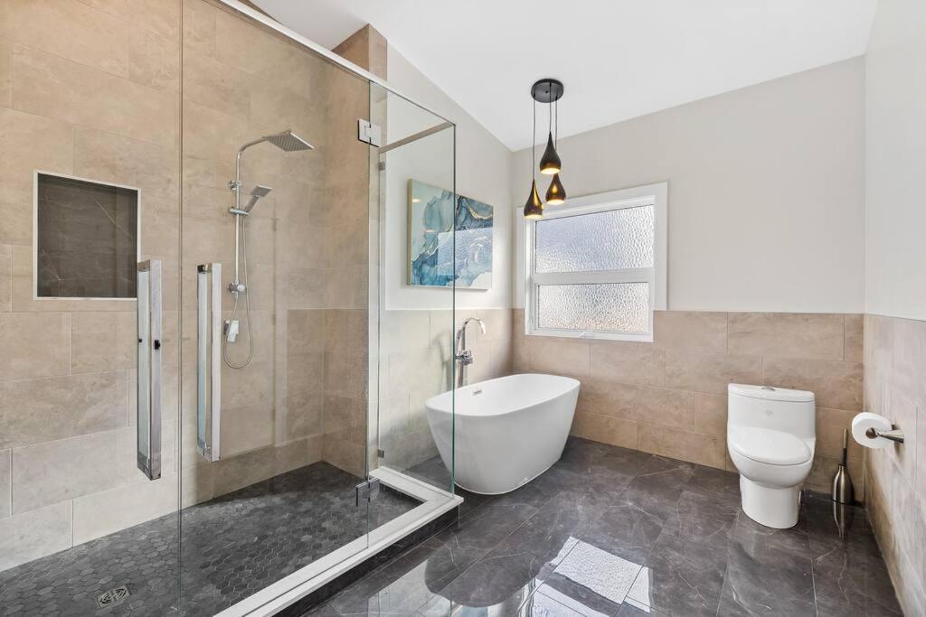 Luxurious 5 Bedroom House With Pool & Sauna West Kelowna Buitenkant foto
