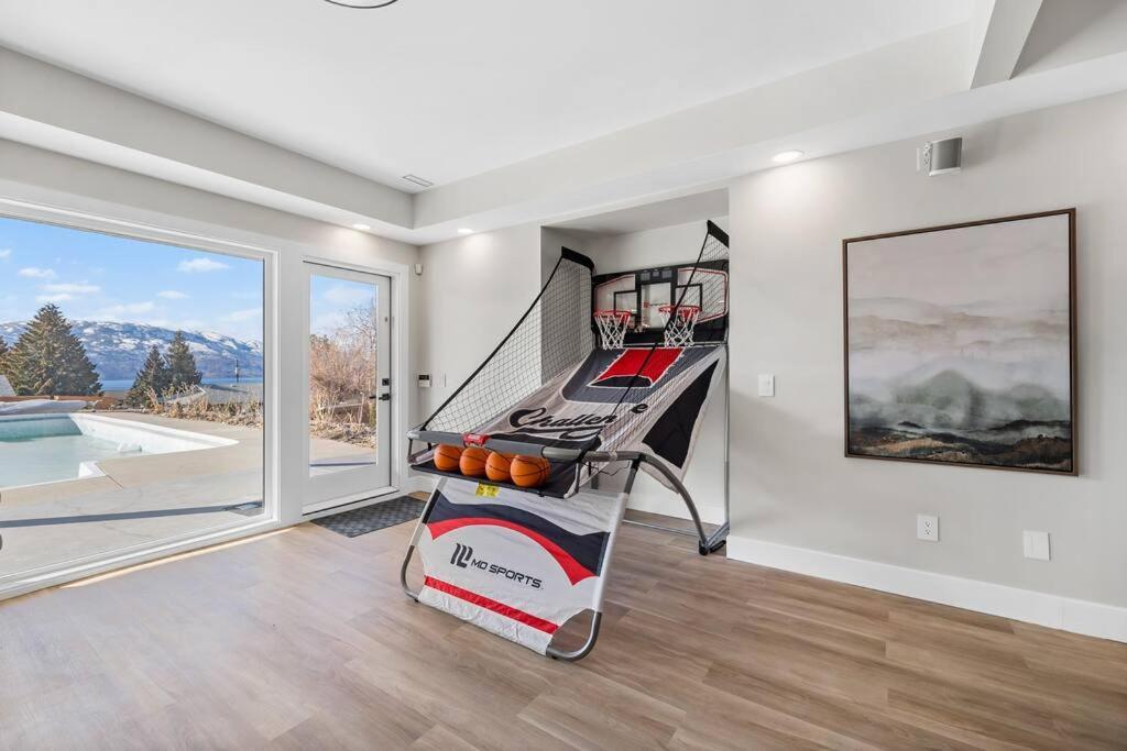 Luxurious 5 Bedroom House With Pool & Sauna West Kelowna Buitenkant foto