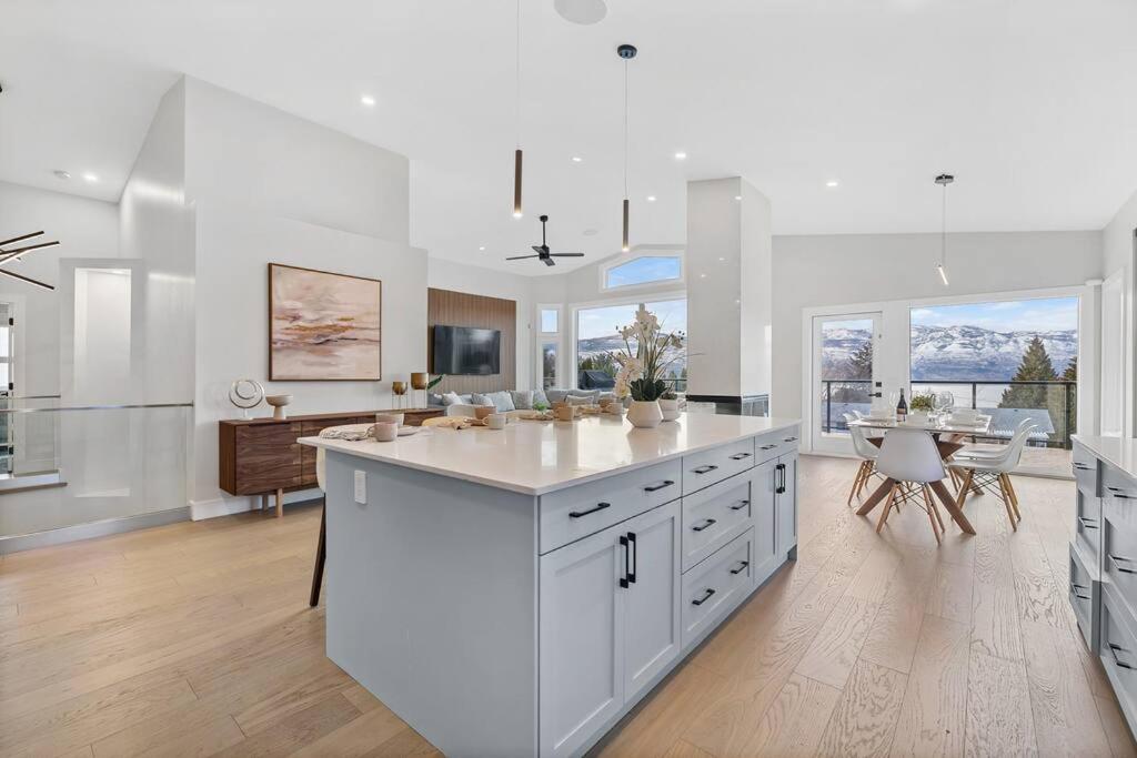 Luxurious 5 Bedroom House With Pool & Sauna West Kelowna Buitenkant foto